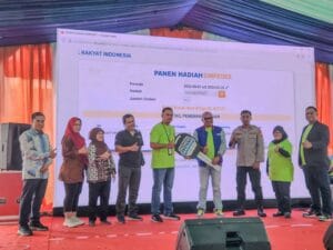 Pemimpin Cabang BRI Bekasi, Wisnu Aji Wibowo, menyerahkan secara simbolis kunci mobil Suzuki Ertiga kepada Kepala Unit BRI Kranji, Arief Afriliana Pratama, sebagai perwakilan pemenang Grand Prize Panen Hadiah Simpedes atas nama Khoiriyah di halaman kantor BRI Kanca Bekasi