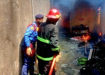 Kebakaran Hanguskan Dua Rumah Kosong di Deperla Bekasi Timur, Korban Mengungsi