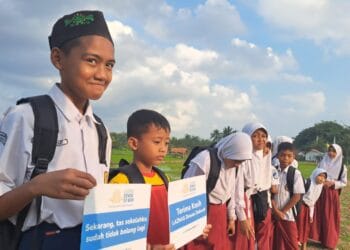 LAZNAS DDII Salurkan Bantuan Perlengkapan Sekolah untuk Yatim di Pelosok Tasikmalaya