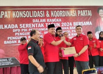 DPP PDIP Beri Tri Adhianto Surat Tugas Maju Wali Kota Bekasi 2024