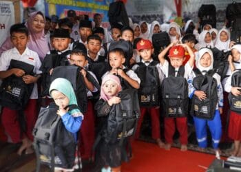 Laznas Dewan Dakwah Salurkan 50 Paket Sekolah untuk Anak Yatim