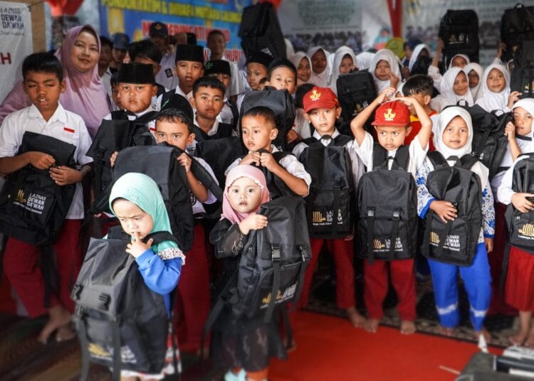 Laznas Dewan Dakwah Salurkan 50 Paket Sekolah untuk Anak Yatim