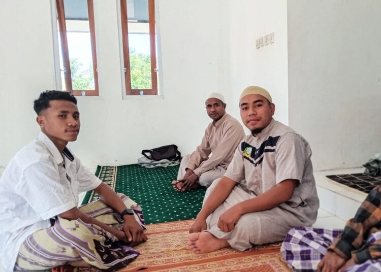Ustadz Wahyu Bimbing Pemuda Desa Oebelo Masuk Islam
