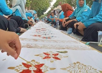 Pecahkan Rekor MURI, 10 Ribu Peserta Warnai Batik Sepanjang 5000 Meter di Mojokerto