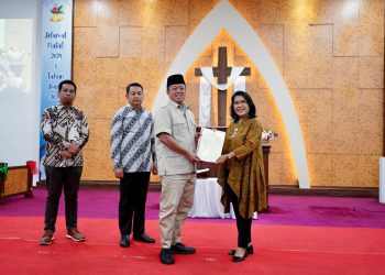 Nusron Wahid Berikan Sertifikat Tanah untuk Gereja di Jakarta Timur