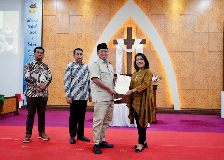 Nusron Wahid Berikan Sertifikat Tanah untuk Gereja di Jakarta Timur