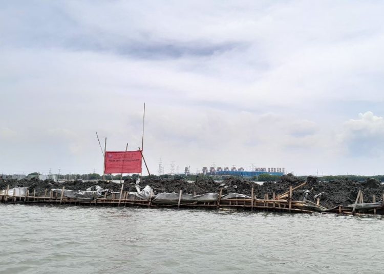Viral, Pagar Laut Sepanjang 8 Kilometer Membentang di Bekasi
