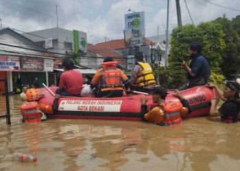 Baznas Tanggap Bencana Kota Bekasi Bantu Evakuasi Warga Terdampak Banjir