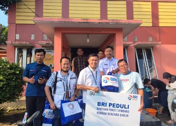 Aksi Peduli BRI Cibubur Berikan 100 Sembako Kepada Warga Terdampak Banjir di Perumahan Villa Nusa Indah 5 Jatiasih