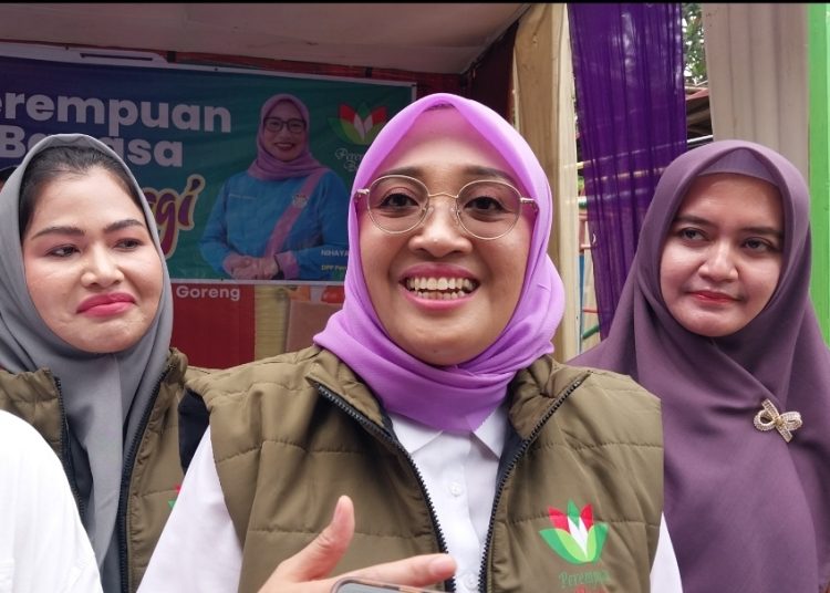 Perempuan Bangsa Bantu Korban Banjir dan Administrasi Kependudukan di Kampung Pemulung Bekasi