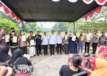 Jaga Keamanan, Wamen ATR Serahkan 65 Sertipikat Elektronik Cara Door to Door