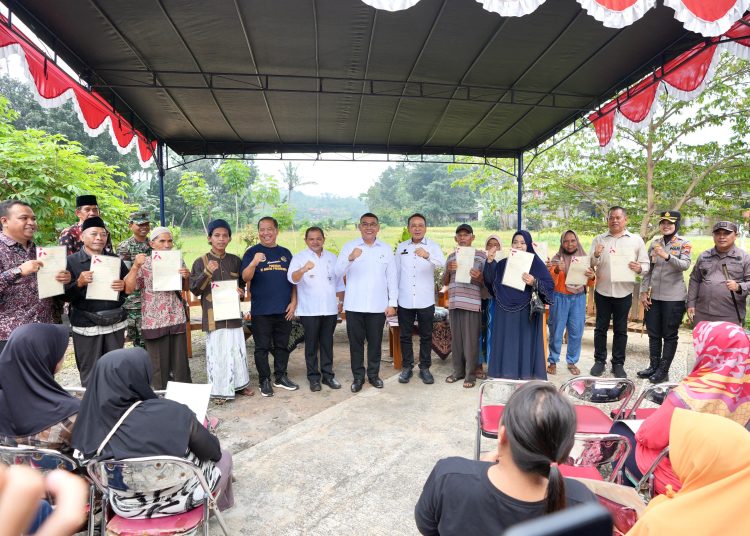 Jaga Keamanan, Wamen ATR Serahkan 65 Sertipikat Elektronik Cara Door to Door