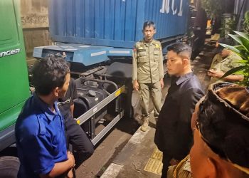 Lurah Bojong Menteng Tegur Langsung Truk Kontainer Parkir Liar