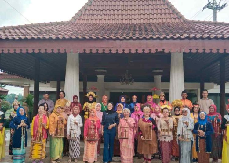 Lansia Jatisampurna Tampil Memukau di HLUN ke-29 Lewat Harmoni Angklung