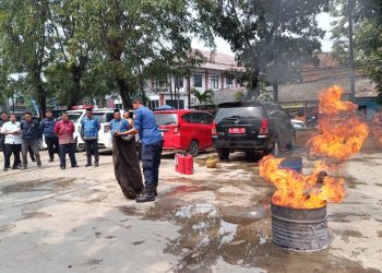 Disdamkarmat Bekasi Latih Ibu Rumah Tangga Tanggap Kebakaran