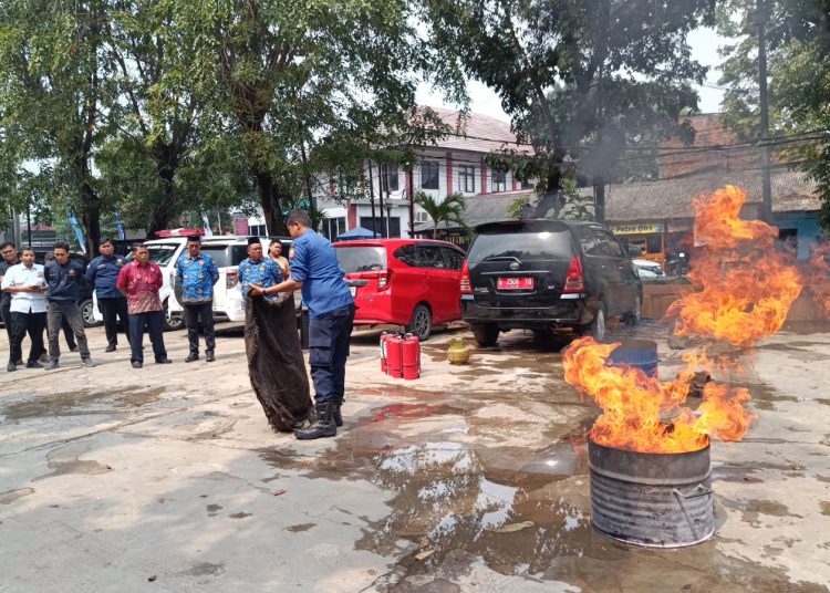 Disdamkarmat Bekasi Latih Ibu Rumah Tangga Tanggap Kebakaran