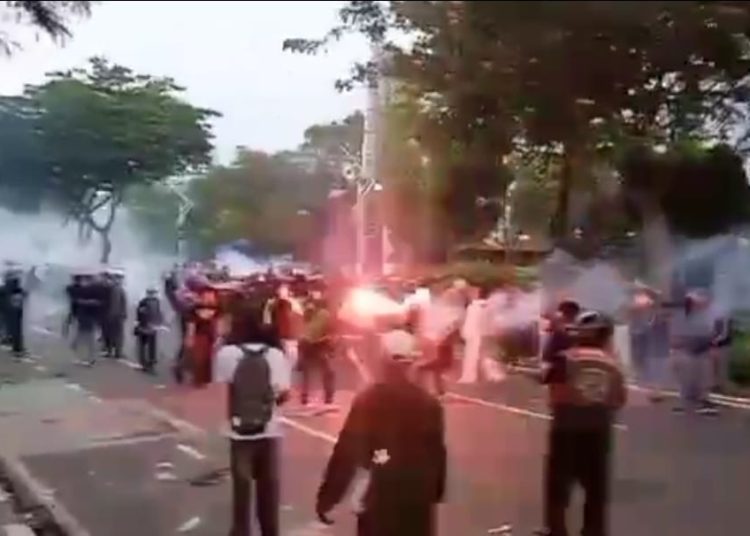 Gaji DPR Rp100 Juta Picu Demo Protes, Ricuh di Senayan