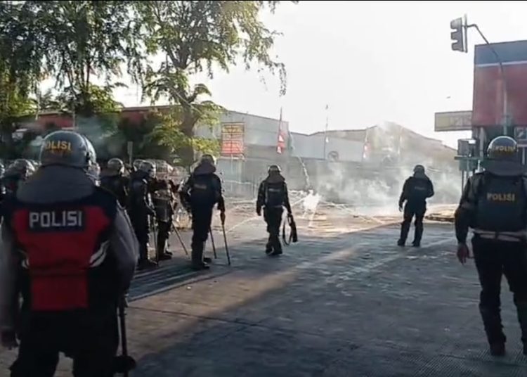 Warga Otista Raya Blokir Jalan, Situasi Kembali Chaos pada Jumat Pagi