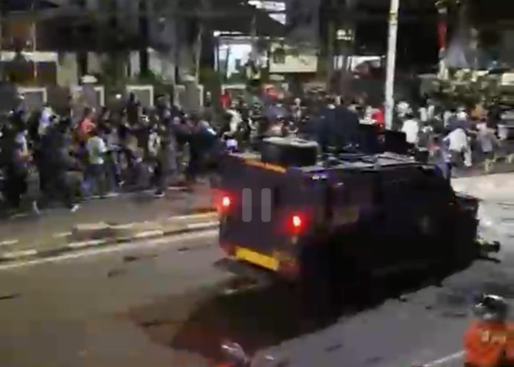 Viral! Mobil Polisi Tabrak dan Lindas Pendemo Berjaket Ojol di Jakarta