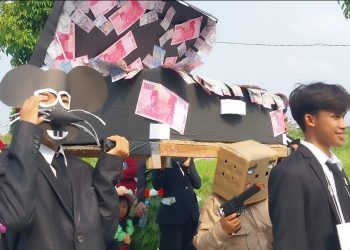 Gelar Karnaval Kemerdekaan, Warga Suropati Residance Sindir Koruptor Hingga Bentangkan Bendera 50 Meter