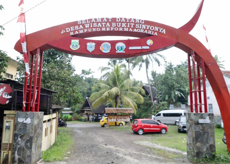 Reforma Agraria Dongkrak Ekonomi Desa Bandung, Wisata Bukit Sinyonya Jadi Ikon