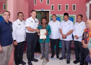 Wamen ATR dan Menko AHY Serahkan 184 Sertipikat Elektronik di Bengkulu