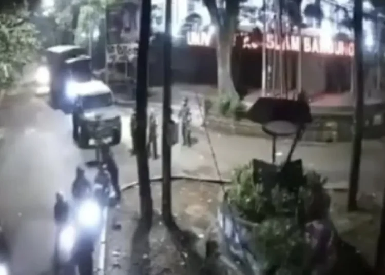 Kericuhan UNISBA dan UNPAS Bandung, Situasi Mencekam