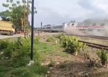 Kereta Purwojaya Tujuan Cilacap Anjlok di Bekasi