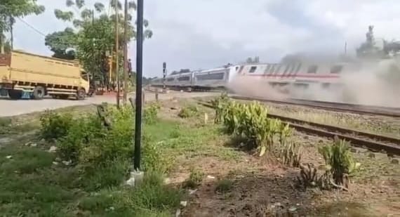 Kereta Purwojaya Tujuan Cilacap Anjlok di Bekasi