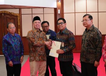 Menteri ATR/BPN Serahkan 36 Sertipikat pada Rakor GTRA Bali 2025