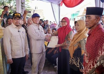 Nusron Wahid Serahkan 546 Sertipikat Konsolidasi Tanah di Jawa Tengah