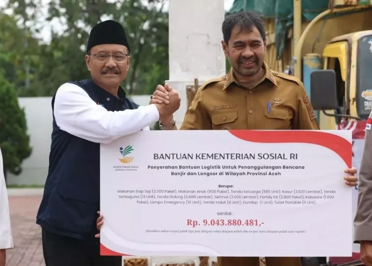 Mensos Serahkan Bantuan Rp9 Miliar untuk Korban Banjir Aceh