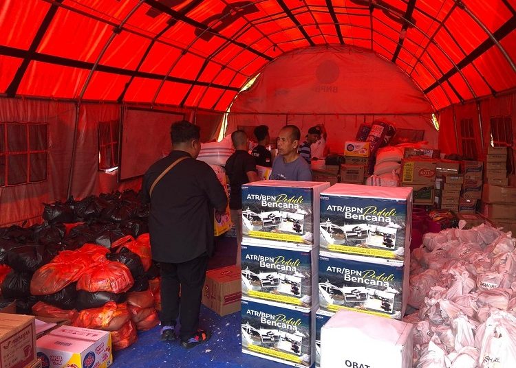 Menteri ATR/BPN Salurkan Bantuan untuk Korban Banjir Bandang Sumbar