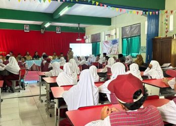 Digitalisasi Pendidikan, Kejari Bekasi Tinjau Smartboard di SDN Pejuang 7