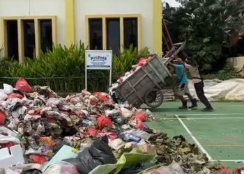 TPS Liar Ditutup, Tukang Ngambek Sampah Dibuang Ke Kantor Kelurahan Kebalen