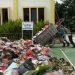 TPS Liar Ditutup, Tukang Ngambek Sampah Dibuang Ke Kantor Kelurahan Kebalen
