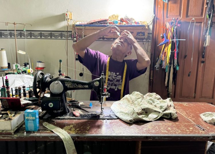 Menjaga Karya di Usia Senja: Pengalaman Penjahit Sepuh Merawat Mata dari Gejala SePeLe