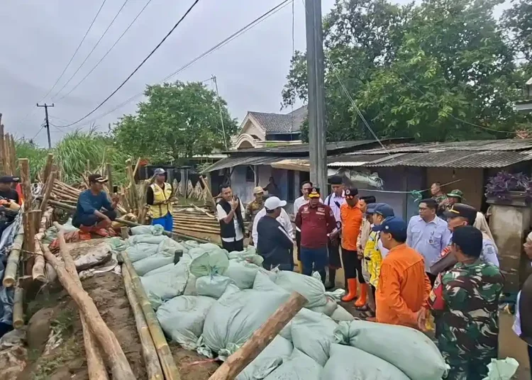 Plt Bupati Bekasi Tinjau Tanggul Jebol Muaragembong, Pastikan Penanganan Pasca Bencana