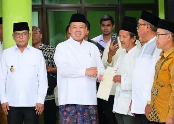 Menteri ATR/BPN Nusron Wahid Serahkan 13 Sertipikat Tanah Wakaf demi Kepastian Hukum Aset Umat