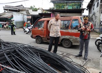 Respons Aduan Warga, Wali Kota Bekasi Tinjau Galian Fiber Optic Merusak di Pondok Gede
