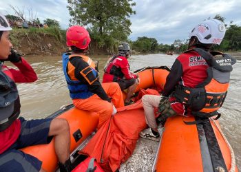 Tim SAR Temukan Penarik Perahu Eretan yang Tenggelam di Kali Bekasi dalam Kondisi Tewas