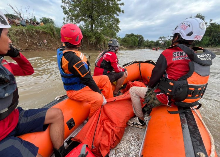 Tim SAR Temukan Penarik Perahu Eretan yang Tenggelam di Kali Bekasi dalam Kondisi Tewas
