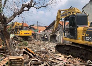 Pemkot Bekasi Bongkar 72 Bangunan Liar di Rawa Baru, Bekasi