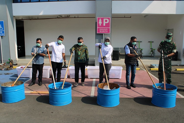 Kejari Bekasi Musnahkan 880 Ribu Batang Rokok Ilegal