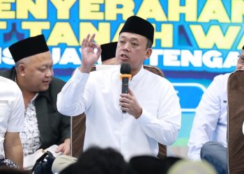 Menteri Nusron Serahkan 243 Sertipikat Wakaf untuk Masyarakat Jawa Tengah
