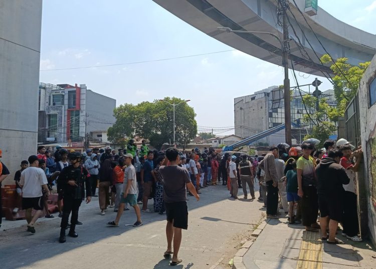 Bentrokan Warga dan Pemuda Pecah di Jalan Tambak Menteng