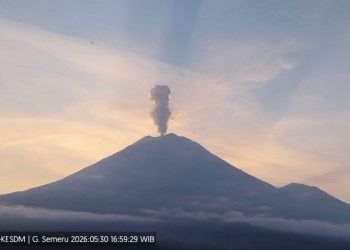 Status Siaga, Gunung Semeru Erupsi dengan Kolom Abu Setinggi 1 Kilometer