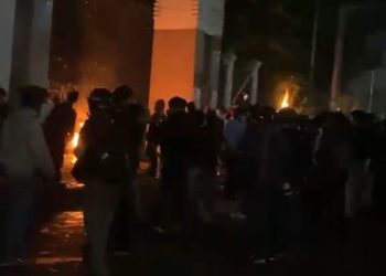 Demo 27 Agustus di Jakarta Memanas, Pos Polisi dan Sejumlah Motor Terbakar