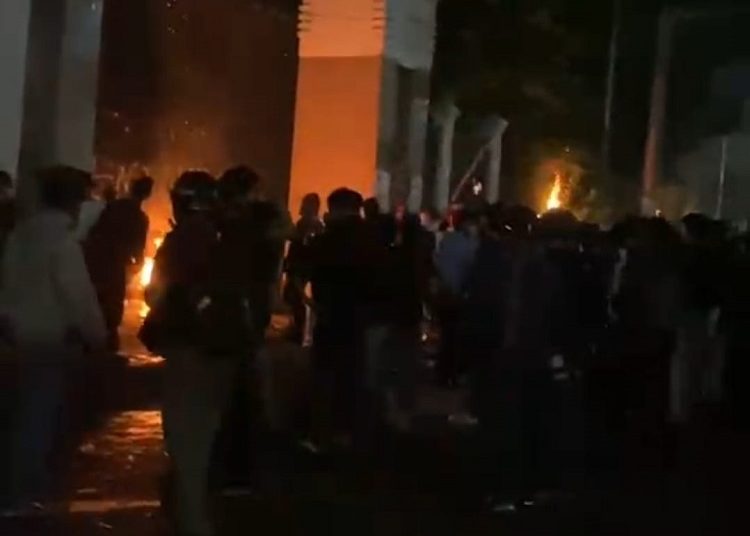 Demo 27 Agustus di Jakarta Memanas, Pos Polisi dan Sejumlah Motor Terbakar
