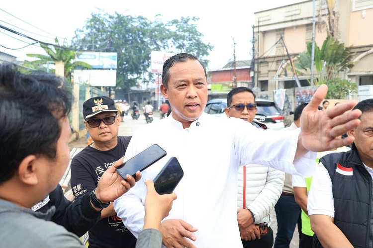 Abu Vulkanik Anak Krakatau Sampai Bekasi, Tri Adhianto Minta Perhatian Lebih untuk Anak dan Lansia